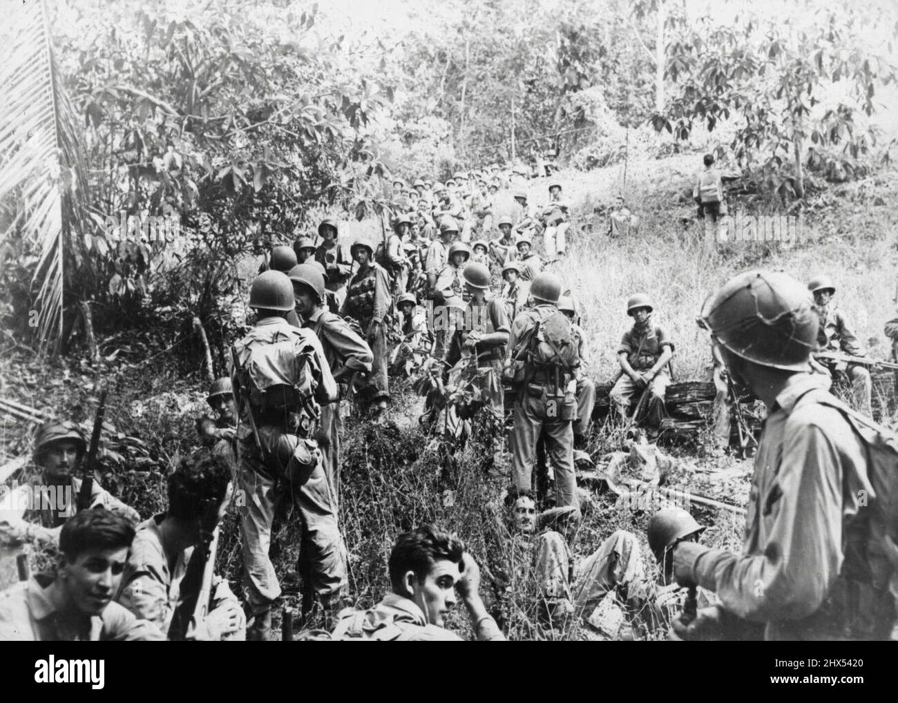 I Marines degli Stati Uniti riposano prima della battaglia su Guadalcanal -- i Marines degli Stati Uniti in completo impacchi e attrezzatura di battaglia prendono un breve riposo durante una pausa in una marcia al fronte di battaglia su Guadalcanal nelle Isole Salomone. Poco dopo che la foto è stata scattata, questi marines sono venuto alla presa con le truppe giapponesi, battendole nell'aggancio. May0 3, 1943. Foto Stock