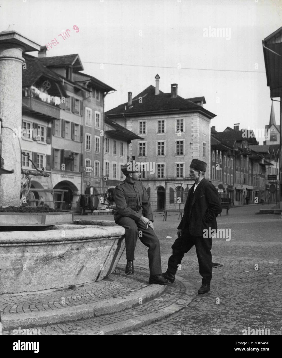 Soldato cittadino svizzero (3) di Set of II - Torna in uniforme, Richard Scheurer fa un giro del villaggio e si ferma in piazza per parlare con uno dei suoi vicini. Aprile 2, 1948. (Foto di Acme). Foto Stock