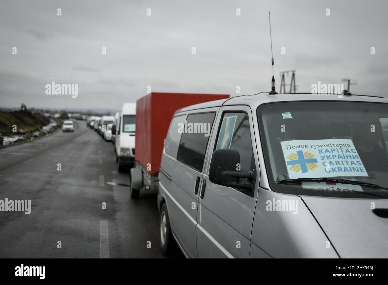 Medyka, Polonia, 9 marzo 2022: Le automobili che portano la coda di aiuti umanitari per entrare in Ucraina al confine con Medyka dopo che la Russia ha lanciato un'operazione militare su vasta scala nel paese Foto Stock