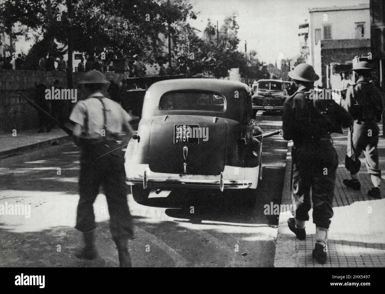 Nella zona di guai del Libano -- all'arrivo le truppe francesi debuss e cominciano a disperdere la folla; Questo si ottiene senza problemi reali.nel tentativo di risolvere la crisi del Libano, il Comitato francese di liberazione nazionale ha rilasciato il Presidente, il Premier e i sei ministri arrestati domenica 21st novembre. Tutti i negozi dovevano riaprirsi il 24th novembre. Nel frattempo il sig. MacMillan, ministro britannico in N.Africa, e il generale Sir Edward Spears, ministro britannico in Siria e in Libano, sono in stretto contatto con le autorità libanesi e francesi. Queste immagini sono state scattate in B. Foto Stock