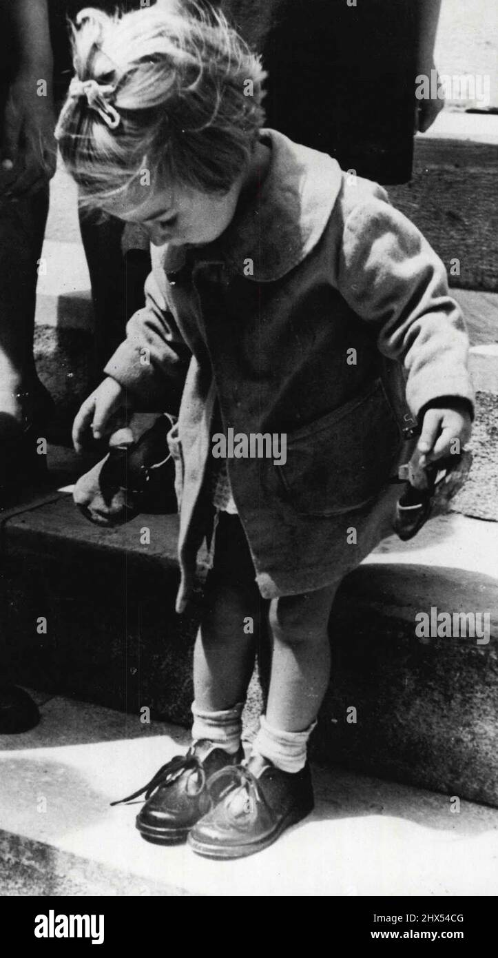 Ruolo delle Nazioni Unite nella costruzione Di Un mondo migliore -- Un momento felice - per anni questo bambino non aveva conosciuto nient'altro che rabbia e tatters, ma finalmente le forniture di rilievo delle Nazioni Unite di vestiti sono arrivate. "Nuove scarpe - non sono meravigliose...?" Ogni ora di ogni giorno il lavoro delle Nazioni Unite e delle sue Agenzie specializzate va uno, in tutto il mondo-lavoro costruttivo, il lavoro per la pace che raramente entra nei titoli di giornale.... Novembre 25, 1948. Foto Stock