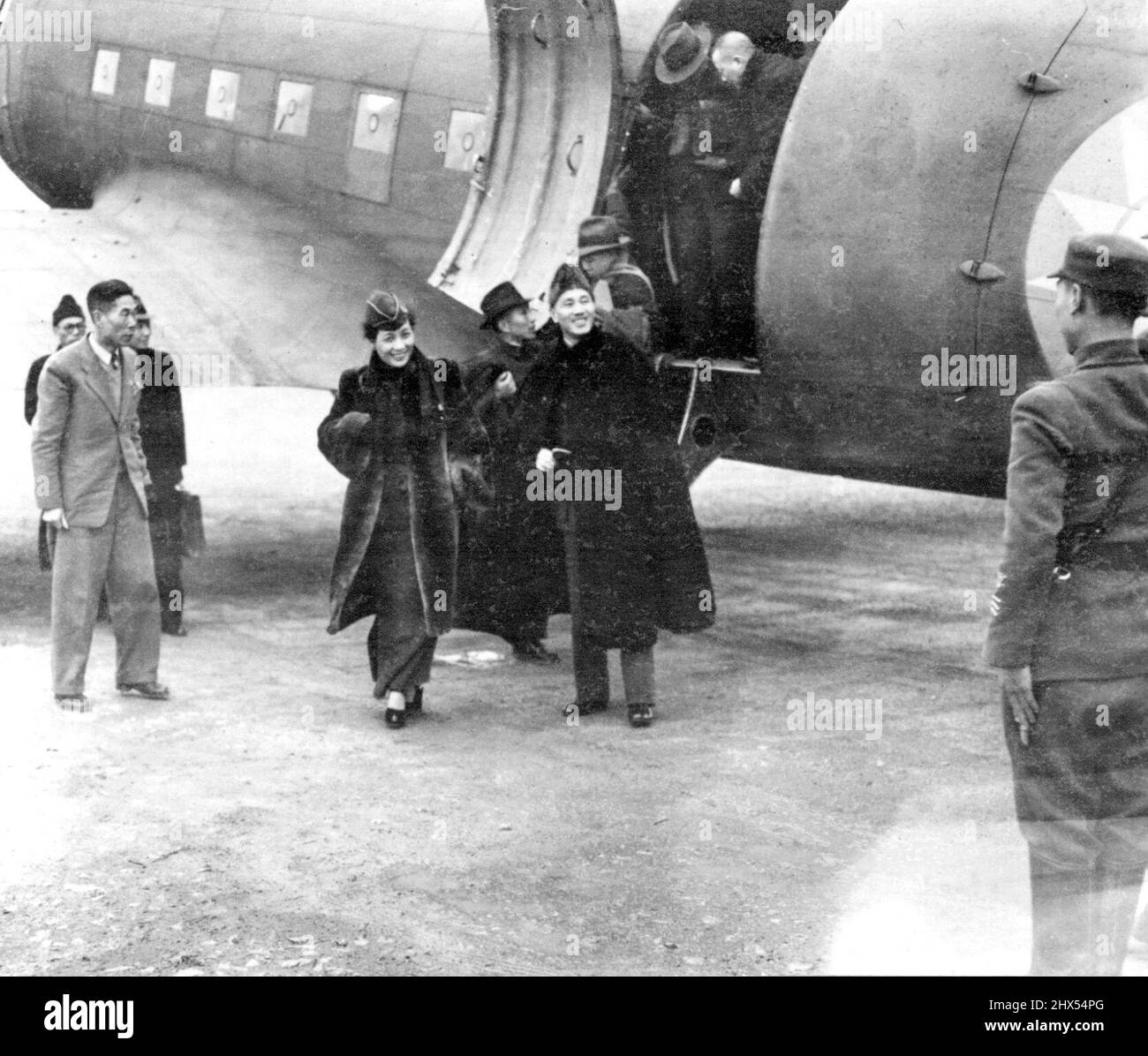 Il Chiang Kai-Sheks visita la base aerea cinese -- Generalissimo e Mme. Chiang Kai-Shek lascia l'aereo di trasporto dopo il loro arrivo alla base aerea dell'ala composita cinese-americana, che serve nel Teatro Cinese della guerra. L'ala è stata formata nel novembre del 1943, su suggerimento del Gen. Claire L. Chennault. Questa è una foto ufficiale di Chinese News Service. Maggio 26, 1944. (Foto di stampa associata). Foto Stock