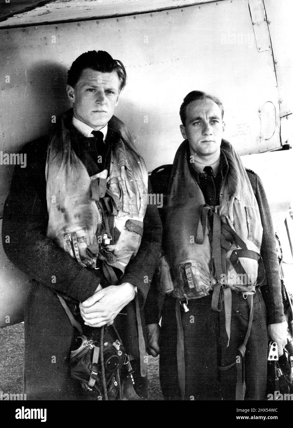 Nuova Zelanda ACE's Farewell Kill -- tenente di volo E. Jameson, a sinistra con il suo navigatore, ufficiale volante Arthur Norman Crockes, di New Tupton, Chesterfield. Hanno condiviso gli undici 'uccisioni'.il tenente di volo George E. Jameson. D.F.C. l'A.E.A.F. Mosquito notte combattente 'asso' ha undici vittorie confermate al suo credito. Ha abbattuto un Ju 88, e ha danneggiato un altro velivolo nemico sulla sua ultima pattuglia sopra l'area di battaglia in Francia, prima di ritornare a casa in Nuova Zelanda. Fece la maggior parte delle sue uccisioni' nel ***** Mosquito 'R per Robert' di cui quattro in una notte. Novembre 10, 1944. (Foto di British Offi Foto Stock