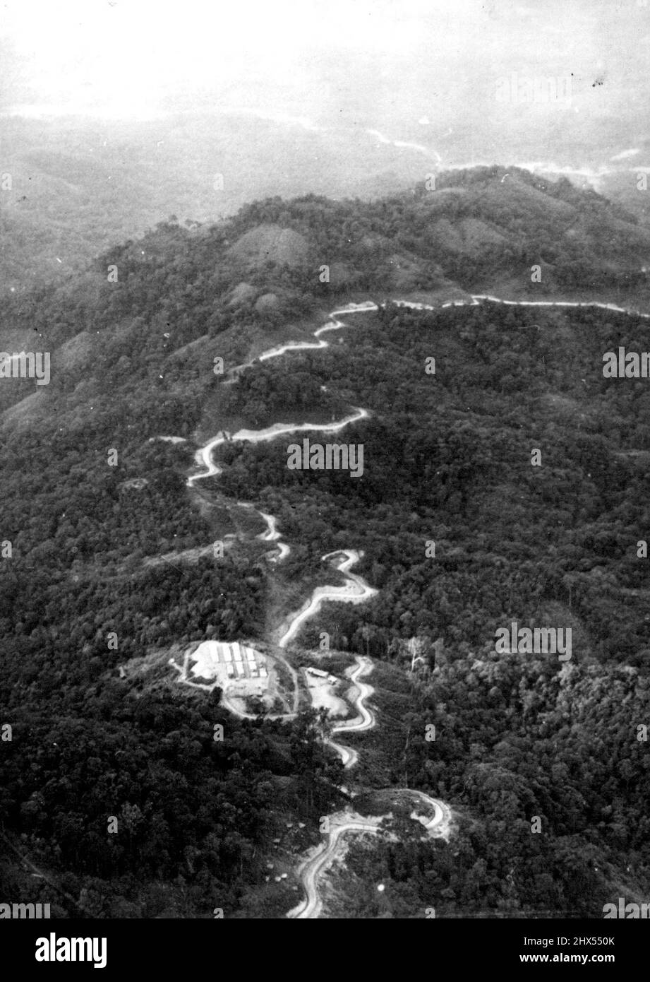 Primo convoglio rotola su Stilwell Road -- il primo convoglio di forniture militari americane rotolato in Wing in Cina sudoccidentale sopra la Stilwell Road appena completato il 28 gennaio 1945, che segna la rottura del blocco terrestre giapponese in Cina. Per rendere possibile questo viaggio gli ingegneri dell'esercito americano e cinese hanno completato 1.044 miglia (1.680 km.) di strada attraverso tre paesi, India, Birmania e Cina. Attraversarono un passo di montagna di 8.300 piedi (2.520 metri) nell'Himalaya. Lavorarono in un'area dove 175 pollici (443 centimetri) di pioggia cadde in sette mesi. Hanno colmato dieci fiumi principali e 15 Foto Stock
