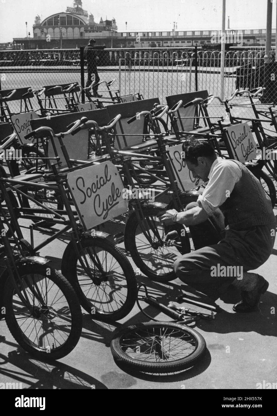 'Costruito per due' Fares può salire nella zona di Londra, ma a Southend, due possono andare al prezzo di uno in queste vacanze 'cicli sociali'. A volte chiamato Cuddle-bikes, le macchine ottengono il doppio dell'attenzione di un ciclo ordinario- ottengono il doppio della punta del peso. Maggio 31, 1950. (Foto di Fox Photo). Foto Stock