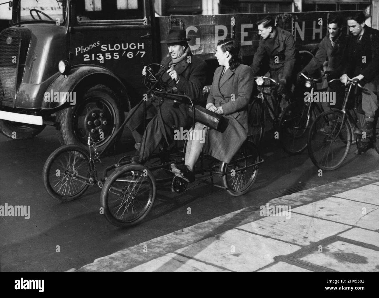 Mantenere caldo - e andare luoghi. Il signor Vincent Topham su quello che lui chiama la sua bicicletta "Winter Warmer" che ha inventato. La sua casa è in Albert-Street, Slough. Il ciclo ha pedali per due, e mentre un pedale, l'altro ha il tempo di strofinare le mani per mantenere caldo. Marzo 19, 1946. Foto Stock