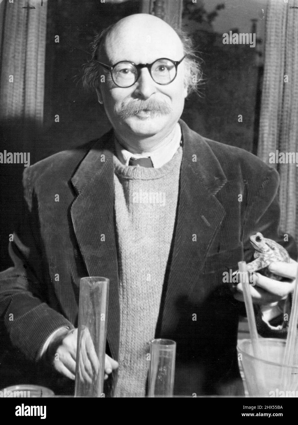 Jean Rostand, eminente scienziato francese crede che il suo studio stretto delle rane possa ***** lui per imparare a decidere di un bambino ***** . Luglio 29, 1953. (Foto di Austral-International Press Agency) Foto Stock