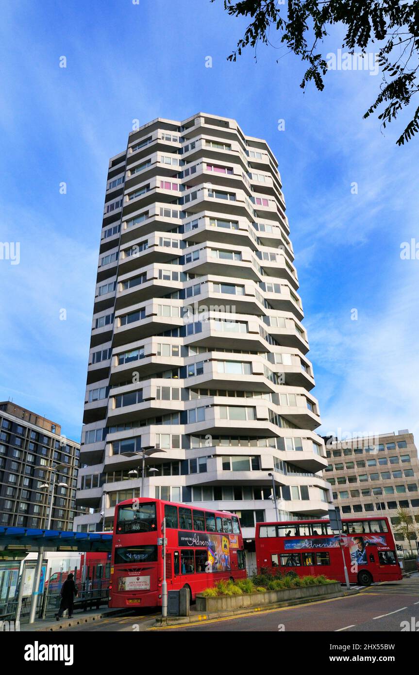 No.1 Croydon (precedentemente la Torre NLA), uno dei punti di riferimento più riconoscibili di Croydon, Croydon orientale, Inghilterra, Regno Unito. Architetto: Richard Seifert & Partners Foto Stock