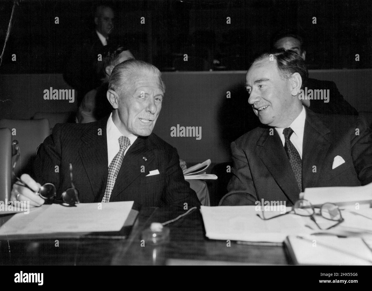 Rappresentanti dell'Assemblea Generale delle Nazioni Unite del 10th -- il Sig. Fernand van Langenhove (a sinistra) Rappresentante permanente del Belgio presso le Nazioni Unite, e il Sig. Percy Spender, Ambasciatore australiano negli Stati Uniti, in una chiacchierata vivace prima dell'apertura di una riunione del Comitato (politico e di sicurezza) dell'Assemblea del 1st. Entrambi sono vicepresidente delle loro delegazioni presso l'Assemblea generale. Ottobre 5, 1955. (Foto delle Nazioni Unite). Foto Stock