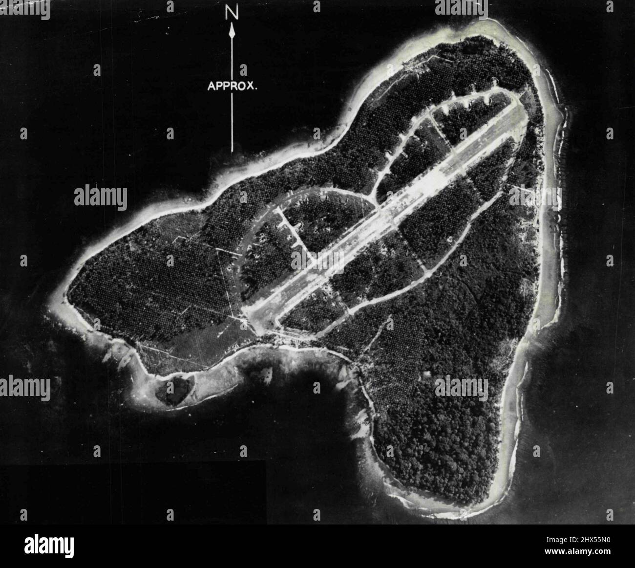 Un bersaglio americano nei Solomons: Una vista seriale dell'isola di Ballale al largo della costa sud-orientale di Bougalhville, (tra Shortland e l'isola di Fauro), convertito dai giapponesi in un campo aereo, obiettivo di numerosi attacchi di bombardamento da parte di aerei americani nel sud-ovest del pacifico. Ottobre 08, 1943. (Foto della Fifth U.S. Air Force). Foto Stock