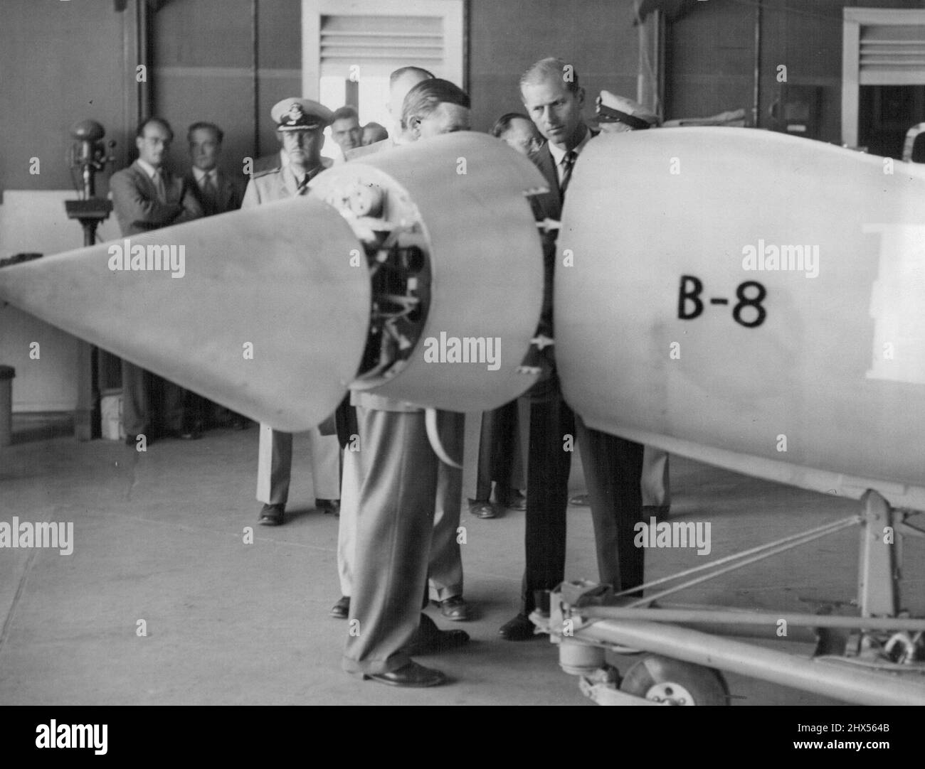 Il Duca di Edimburgo ha guardato serio mentre ispezionava un aereo radiocontrollato Jindwick, senza pilota dopo aver visto un volo, durante la visita allo stabilimento di armi a lungo raggio a Woomera, South Australia. Il Duca guardò serio quando vide l'attrezzatura allo stabilimento delle armi di Woomera. Aprile 08, 1954. Foto Stock