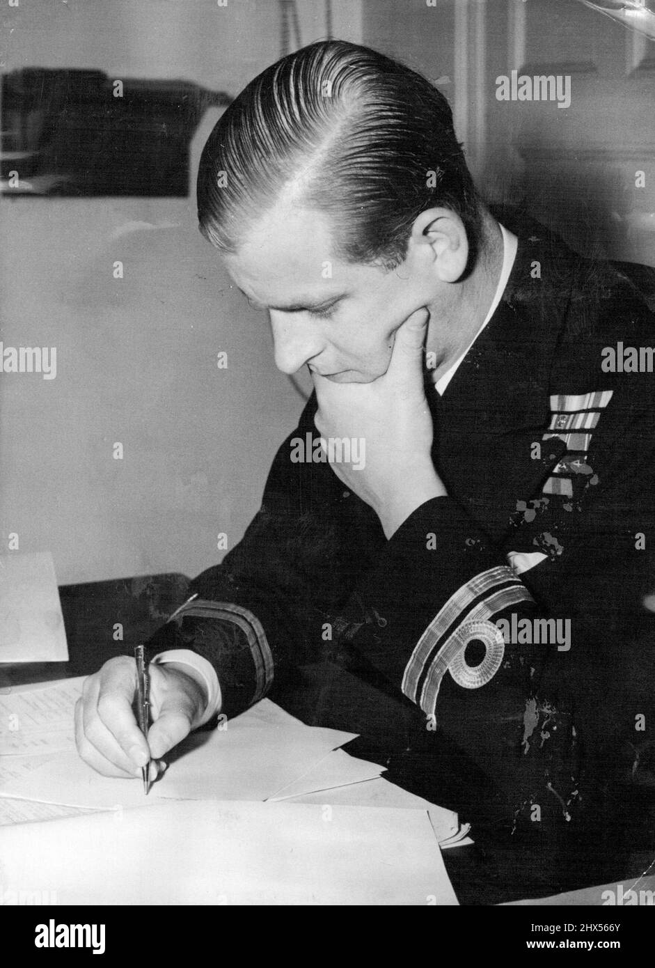 Lietenant H.R.H. il duca di Edimburgo sembra ponderato mentre risolve un problema nello studio del college del personale al college navale reale, Greenwhich, oggi maggio 12. Tenente sua altezza reale il tenente Duca Edimburgo frequentò un corso di personale di ***** Royal Naval College a ***** , Oggi maggio 12. Il corso dura fino alla metà di settembre. È stato progettato non solo per qualificare gli ufficiali per l'esecuzione dei compiti del personale, ma anche per portare un ulteriore passo avanti, gli studi di storia, strategia, e l'arte della guerra. Maggio 12, 1948. (Foto di stampa associata). Foto Stock