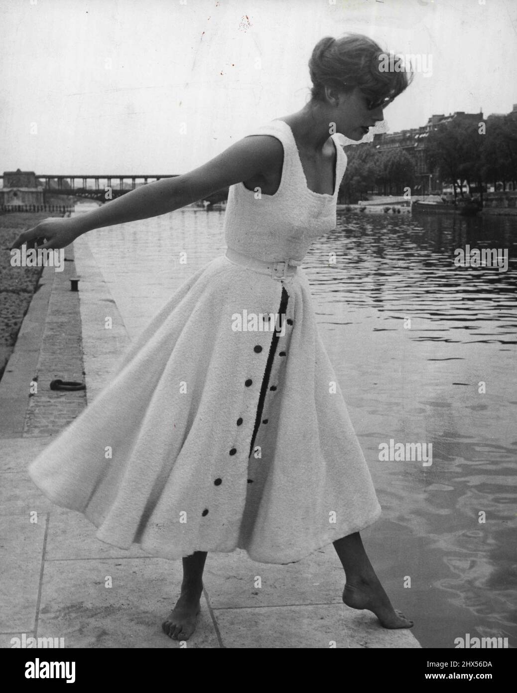 Anni '50 della Old Fashion - Generale - Moda. Dicembre 27, 1954. (Foto di Rapho Photographic Agency). Foto Stock