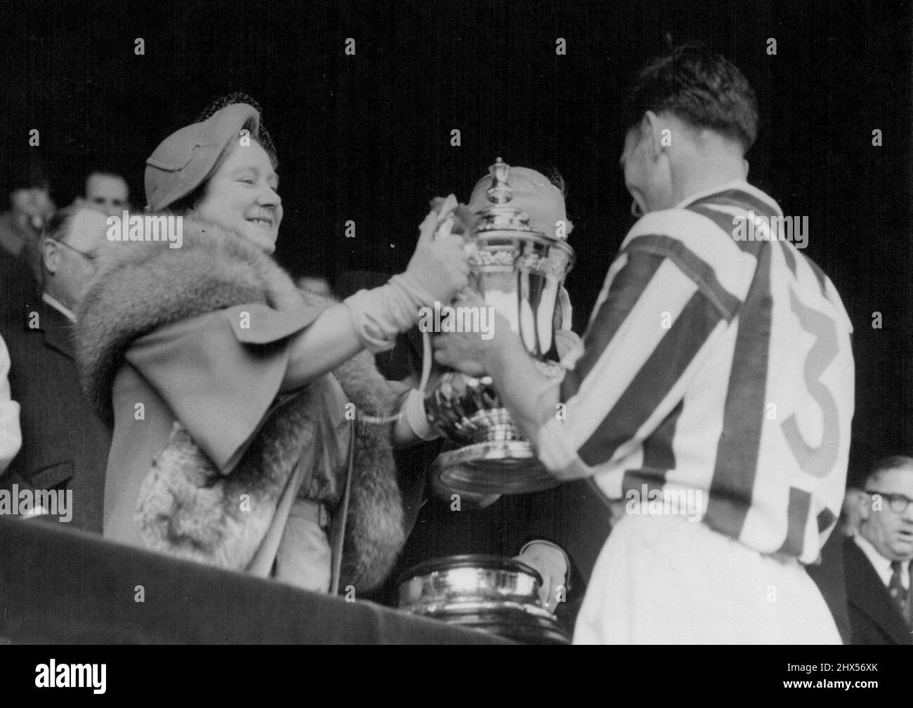 F.A. Finale di Coppa a Wembley -- West Bromwich Aloion ha incontrato Preston North End nel F.A. Finale di coppa alla Wembley Arena questo pomeriggio. Questa fotografia mostra Len Millard, capitano della squadra vittoriosa della scuderia West Broam, riceve la coppa dalla Regina Madre dopo che la sua squadra aveva battuto Preston 3-2. Maggio 01, 1954. (Foto per foto del contratto della posta giornaliera). Foto Stock