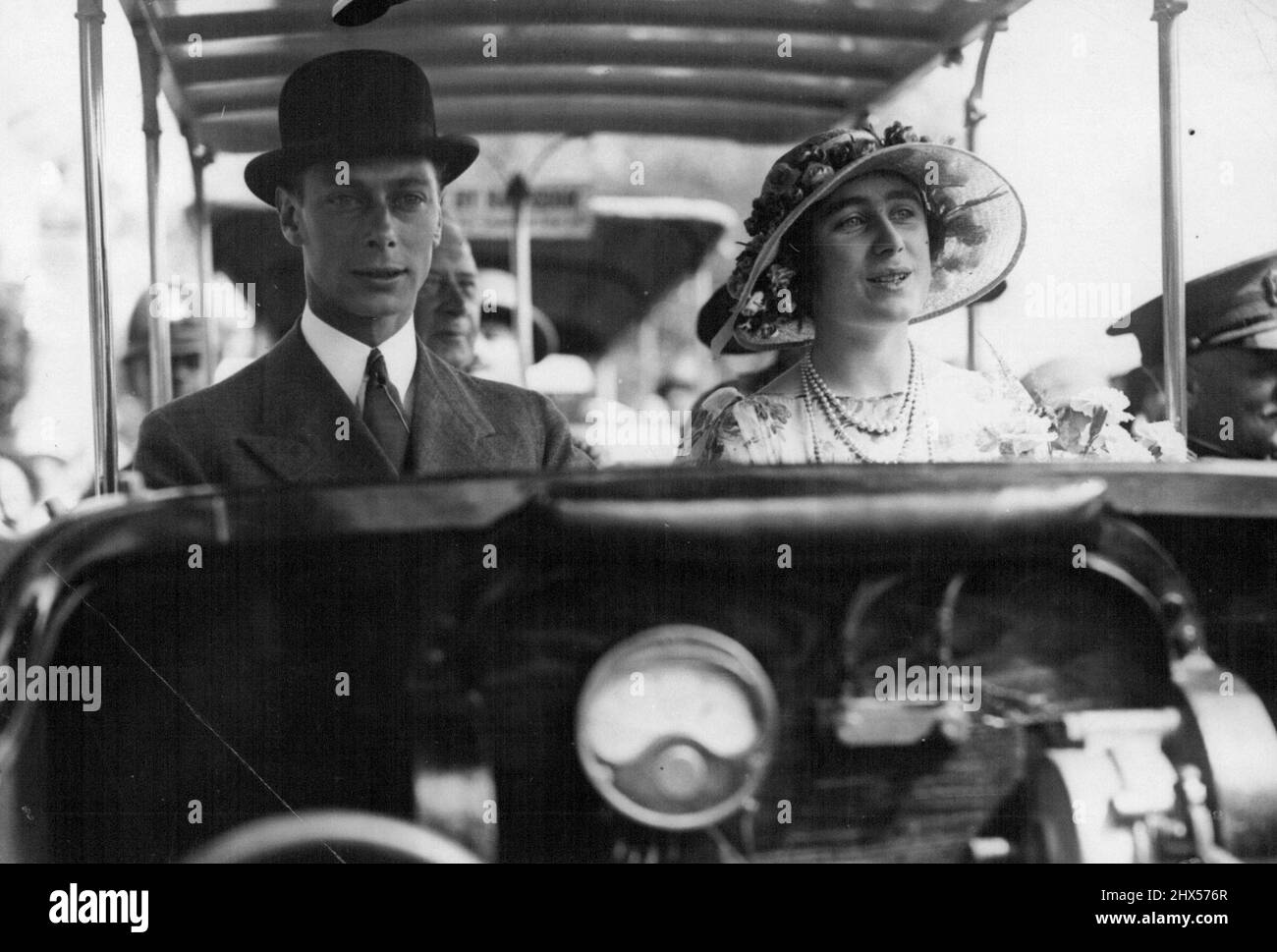 Il Duca e la Duchessa di York (ora re e regina), raffigurati in una carrozza ferroviaria il 22 luglio 1925. Occasione è stato il loro discorso a 10.000 bambini vassoio scuole elementari di Londra, a Wembley, Londra. Novembre 15, 1951. (Foto di Reuterphoto). Foto Stock