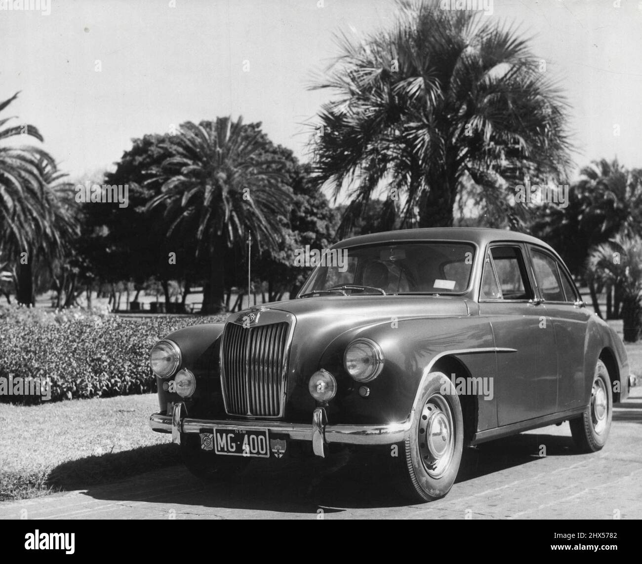 Questa nuova BERLINA MG ***** combinazione di stile classico ***** Prestazioni sportive TIPICHE DELL'MG. Il ***** Gli interni sono di dimensioni in pelle inglese e legno lucido con sedili profondi e ben molleggiati. Un tappo del bocchettone di rifornimento nascosto può essere bloccato per il parcheggio. Il motore a quattro cilindri da 1489 cc è facilmente accessibile e, su strada, la leva del cambio "comando motopropulsore" semplifica il passaggio alla velocità per le curve e i sorpassi. Aprile 4, 1955. Foto Stock
