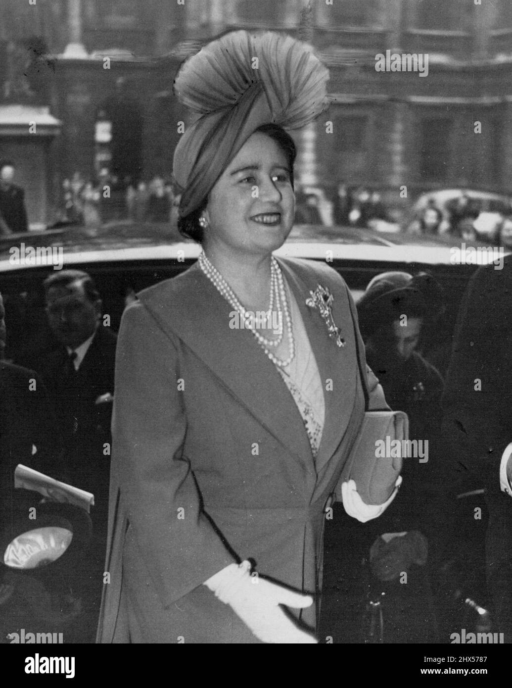 The Queen at Art Exhibition. La regina Elisabetta, indossando un nuovo cappello unico di feltro di ciclamino, con una facciata di tulle plissettato, raffigurata come arrivò a Burlington House, Piccadilly, Londra, per partecipare alla mostra del gruppo georgiano. Marzo 18, 1950. (Foto di Reuterphoto) Foto Stock