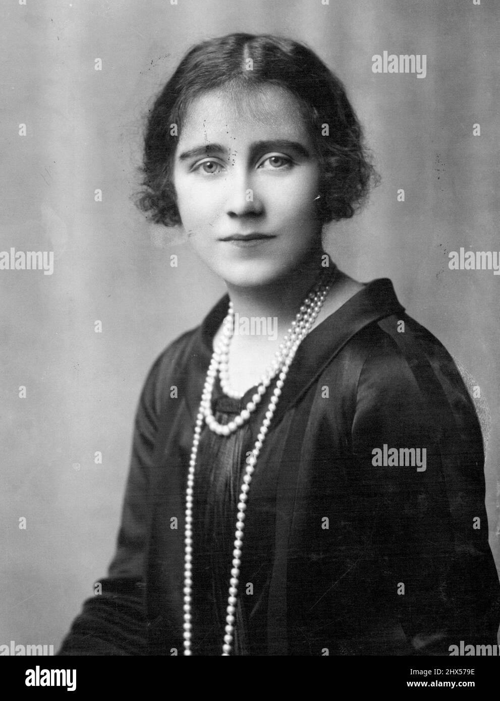 La popolare duchessa di York -- moglie dell'erede al Trono. Sua altezza reale la duchessa di York che avrà trentasei anni nel mese di agosto di quest'anno (1936). I suoi doveri saranno molto di più ora che il Duca di York è erede del Trono. Sua altezza reale è colonnello in capo, i re propri Yorkshire L.I. e il col. 14th Batn. Reg. Londra (London Scottish). Maggio 25, 1936. (Foto di Hay Wrightson) Foto Stock