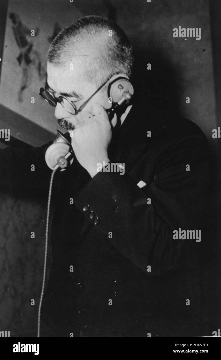 Scambio di felicitazioni in relazione alla firma dell'Alleanza AXIS-Giapponese - il Ministro degli Esteri giapponese Yosuke Matsuoke sta telefonando al Ministro degli Esteri tedesco von Ribbentrop di Tokyo. Novembre 2, 1940. (Foto di Interphoto) Foto Stock