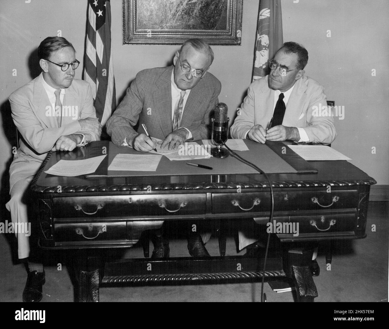 I rappresentanti dell'Australia, della Nuova Zelanda e degli Stati Uniti hanno siglato un progetto di trattato di sicurezza del triportito per l'esame da parte del rispettivo governo nelle recenti cerimonie al Dipartimento di Stato degli Stati Uniti a Washington, D.C. da sinistra a destra sono Percy C. Spender, ambasciatore dall'Australia agli Stati Uniti; John Foster Dulles, consulente del Segretario degli Stati Uniti, e Sir Carl Berendsen, Ambasciatore della Nuova Zelanda negli Stati Uniti. Il trattato è soggetto all'approvazione dei governi. Agosto 01, 1951. Foto Stock