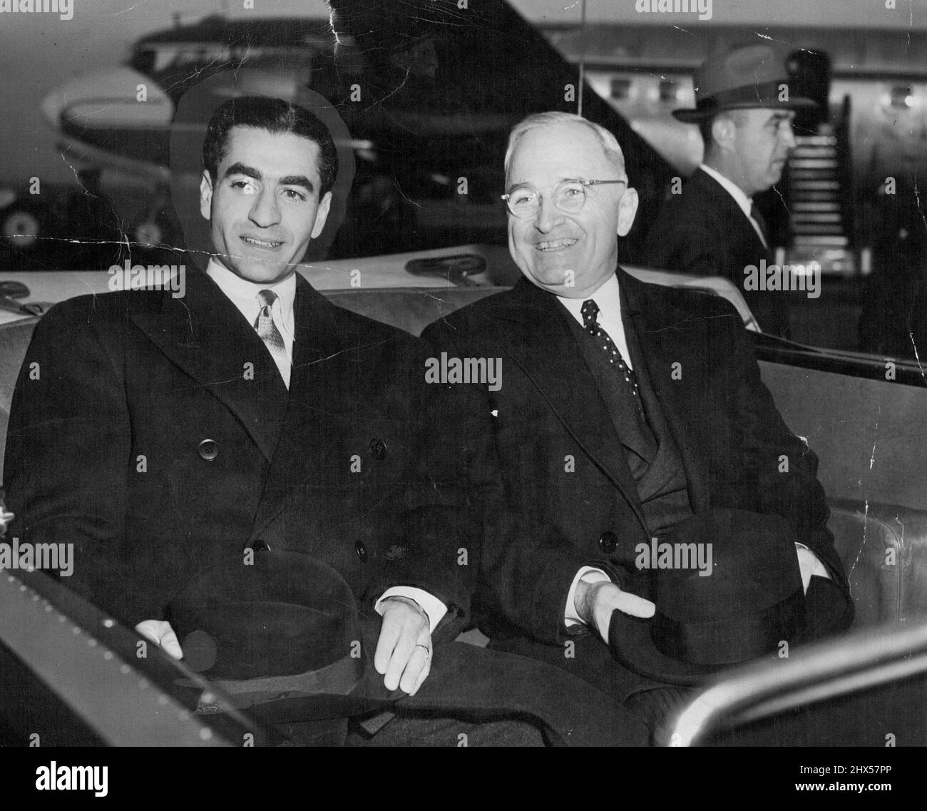 Lo Shah dell'Iran (a sinistra) e il presidente Truman lasciano l'Aeroporto Nazionale, sulla strada per il District of Columbia Building a Washington, D.C., dove il visitatore reale è stato accolto da funzionari municipali. Arrivando all'Aeroporto Nazionale di Washington, D.C., capitale degli Stati Uniti, per una visita ufficiale, sua Maestà Imperiale, Mohammad Reza Shah Pahlavi, Shahinshah dell'Iran, è stato accolto calorosamente dal Presidente Harry S. Truman, Segretario di Stato Dean Acheson e altri alti funzionari governativi. Novembre 16, 1949. Foto Stock