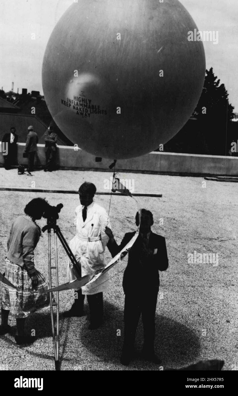Con palloncini come questo, gli scienziati nucleari della Melbourne University stanno fotografando la vita privata degli atomi da 17 a 22 miglia sopra la terra. Essi hanno detto che altri scienziati stavano facendo lo stesso lavoro in Gran Bretagna e legare gli Stati Uniti - e che i palloncini hanno indubbiamente iniziato il 'volo ***** ' paura. Chiunque trovasse uno di questi palloncini non deve ***** il pacchetto al suo interno. Dovrebbero entrare in contatto con il Dott. Hopper, del laboratorio di fisica atomica dell'Università di Melbourne. Gennaio 24, 1952. Foto Stock