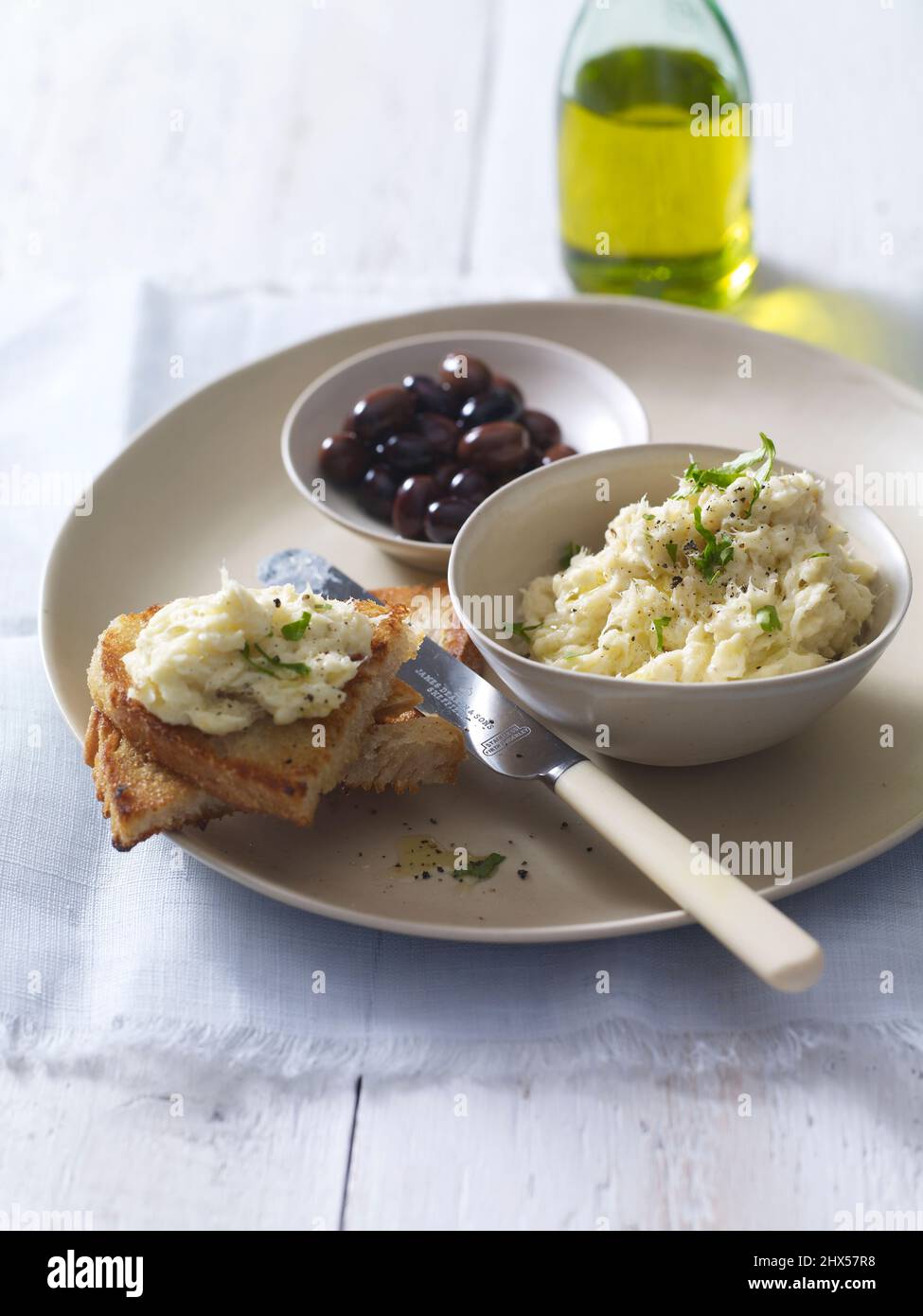 Brandade de morue (Brandada de bacalao), merluzzo bianco di sale di canna, servito con pane e olive, su un piatto Foto Stock