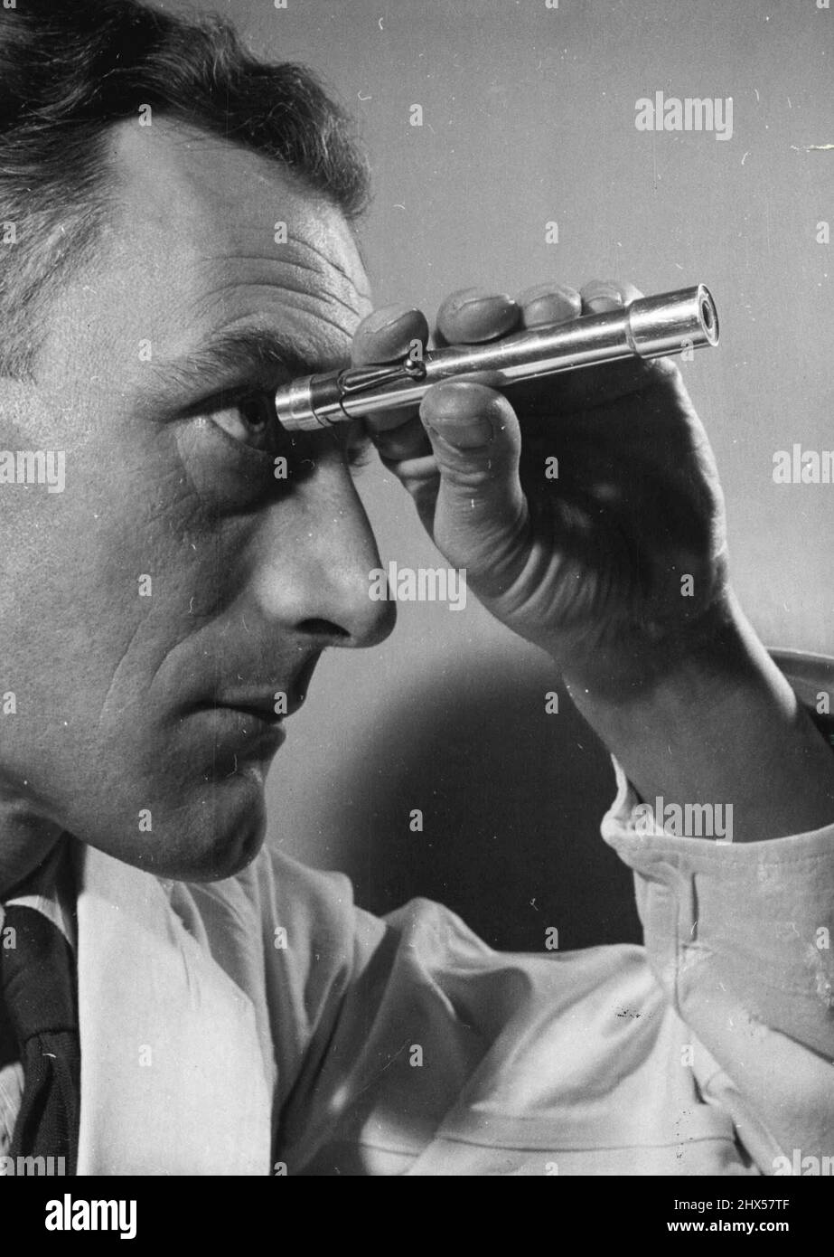 Penna stilografica Atom Meter. I contatori tascabili per registrare la presenza di radio e materiale sono da scoprire dalle centomila fabbriche di strumenti scientifici a Leeds, Yorks, e Mitcham, Surrey, nel nuovo anno. Assomiglia a penne stilografiche e lavorano da una batteria da 5d. Flash lampada il governo sta valutando se ci debba essere questione generale, sulle linee della maschera di gas libero è in caso di guerra. La penna atomica è così semplice e può usarlo, tenendola al suo occhio come un telescopio potenti lenti d'ingrandimento sono addestrate su un ***** ago in fibra, che oscilla quando la radio Foto Stock
