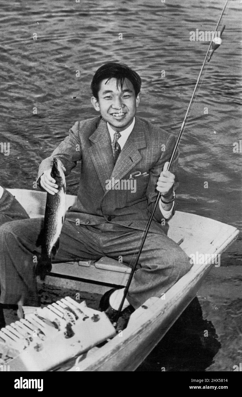 Crown Prince Lands Fish -- il principe ereditario Akihito del Giappone sorride tenendo un pickerel di 16-pollice che ha interferito mentre pesca sull'isola di Naushon, fuori da Woods Hole qui oggi. Il principe di 19 anni si è dimostrato un esperto pescatore durante il breve viaggio in barca a remi, catturando il pickerel, un basso, un persico e tre tartarughe. La gita di due giorni del Crown Prince in Massachusetts terminerà domani dopo una visita all'Università di Harvard e un tour panoramico di Boston. Settembre 20, 1953. (Foto di AP Wirephoto). Foto Stock