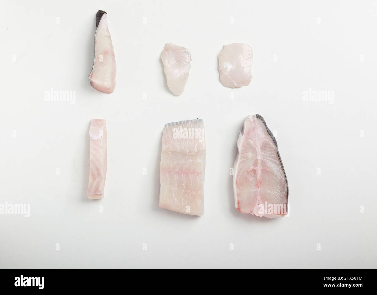 Tagli di pesce piatto (halibut), filetto di coda, filetti singoli, teste di pesce e bistecche Foto Stock