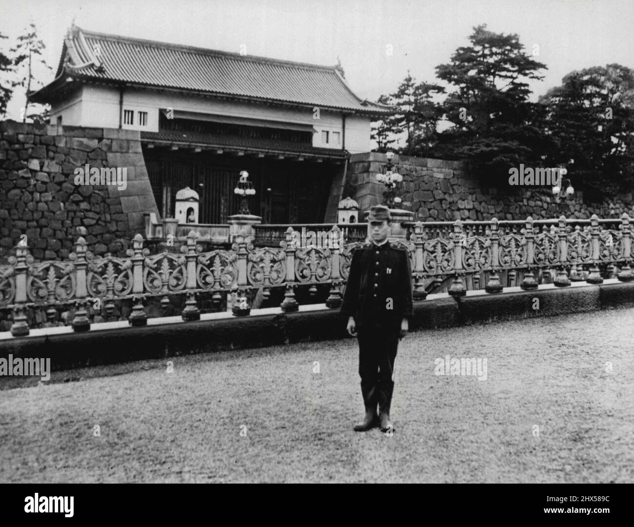 ***** Sezione del Palazzo di Hirohito -- questa è l'entrata principale murata del palazzo dell'imperatore Hirohito a Tokyo. Giappone. Anche se parte dei terreni imperiali sono stati colpiti da bombe dal 3-29s, questa sezione, con una guardia in piedi all'attenzione, non mostra segni di danni. Settembre 03, 1945. (Foto di stampa associata). Foto Stock