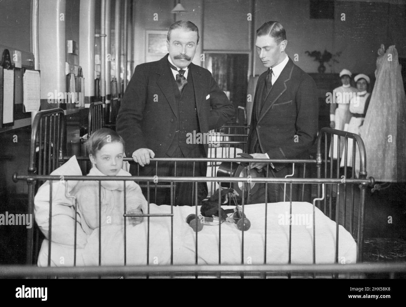 Il Re - allora Duca di York - visita l'ospedale omeopatico, Great Ormonde Street, Londra. Qui chiacchiera con uno dei giovani pazienti del rione dei bambini. Novembre 04, 1920. (Foto di Reuterphoto) Foto Stock