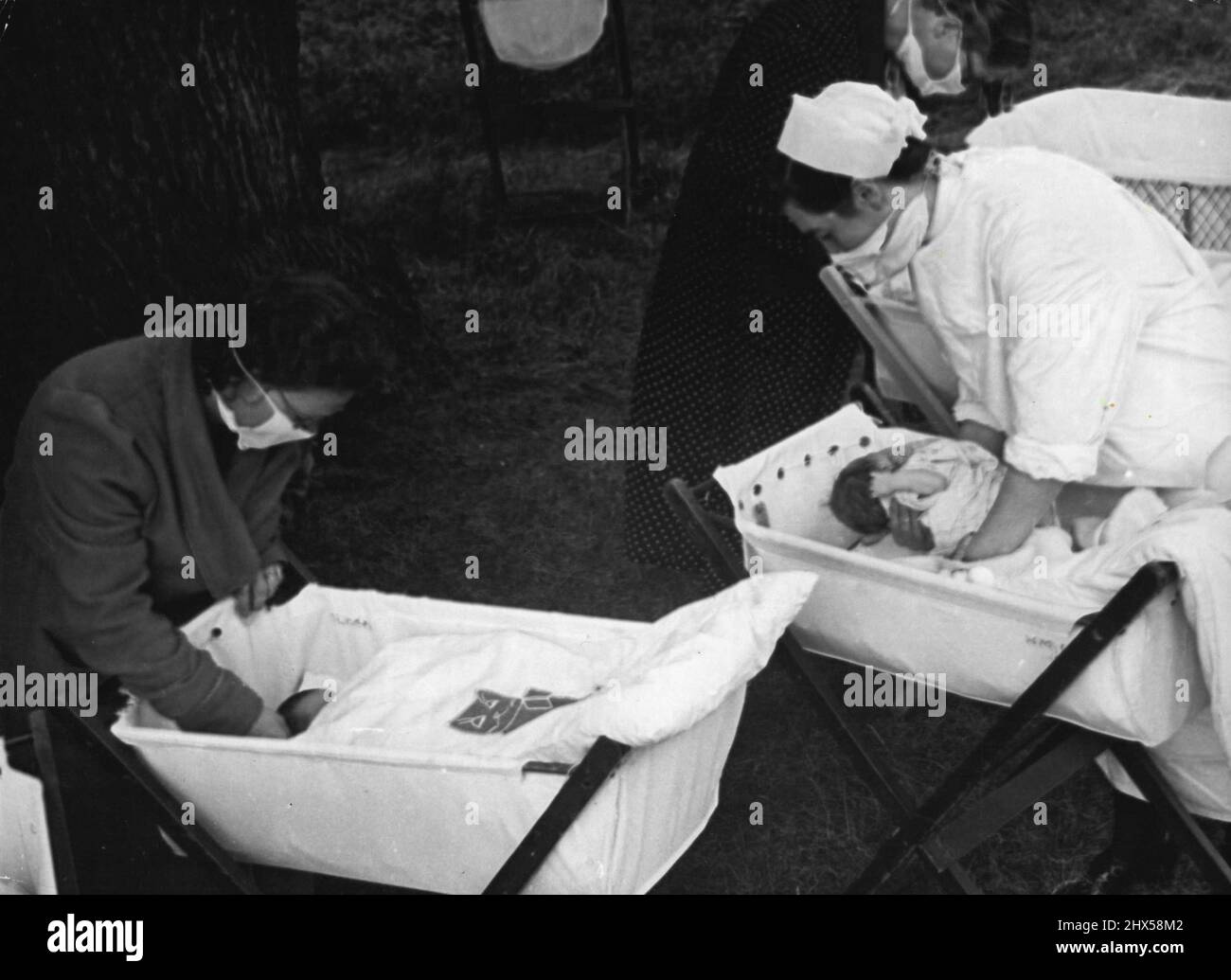 Mansion diventa Maternity Home al momento dell'allattamento le madri raccolgono i loro bambini dopo il loro snooze all'aria aperta. Settembre 19, 1951. (Foto della fotografia ufficiale britannica). Foto Stock
