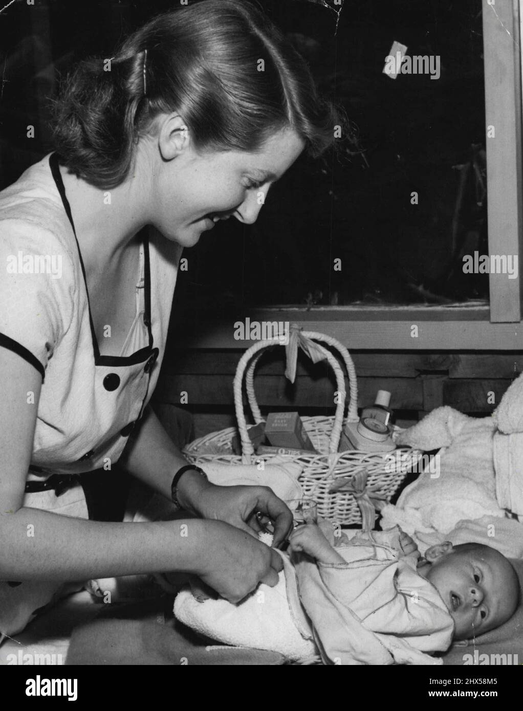 Dopo una nascita di successo, si veste Philip per portarlo a casa. Gennaio 22, 1953 Foto Stock