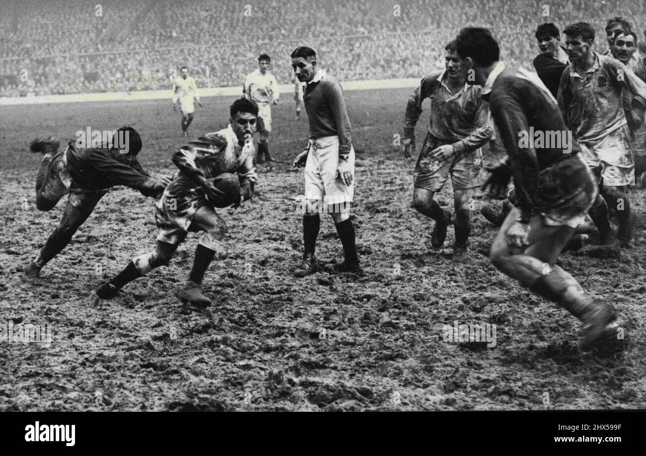 L'Inghilterra Rugby Union scrum-Half, G. Rimmer, evade un tackle dal francese H. Foures, durante la partita a Twickenham il mese scorso. La Francia ha vinto dal 11 al 3. Fu la prima volta in 44 anni che la Francia aveva battuto l'Inghilterra sul famoso territorio dell'Unione di Rugby. Marzo 03, 1951. (Foto di Sport & General Press Agency, Limited). Foto Stock