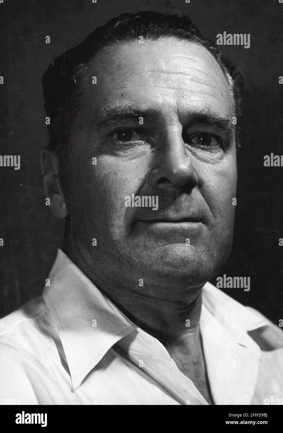 Sig. L.R. Martin - (Manager) -- Martin è il Tesoriere dell'Unione di rugby delle Fiji ed è nato in Australia. Durante la guerra del 1939-1945 si unì all'A.I.F. ed era prigioniero di guerra in Germania. È stato direttore della squadra di rugby delle Fiji che ha girato la Nuova Zelanda l'anno scorso. Manager -- responsabile del team Fijian Rugby Union, previsto a Sydney mercoledì prossimo, Sig. L.R. Martin è australiano - nato. Combatté anche con l'AIF ed era prigioniero di guerra in Germania. Ha gestito la squadra delle Fiji durante il loro tour della Nuova Zelanda lo scorso anno ed è tesoriere dell'Unione di rugby delle Fiji. Giugno 26, 1952 Foto Stock