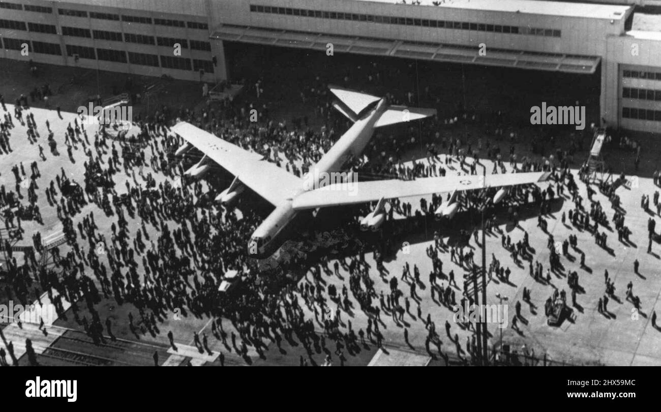 Air 'Rifle' - il primo modello di produzione del bombardiere a getto Boeing B52, descritto da un'aeronautica generale come il "fucile lungo dell'era dell'aria", è mostrato qui come è stato rotolato ieri dall'impianto Boeing Airplane Co. Il Gen. Nathan P. Twining, capo dello staff dell'Air Force qui per l'inaugurazione, ha detto ai lavoratori della Boeing che il bombardiere ad ala spazzata a otto attacchi è l'arma che sta per "tenere quel collega rosso al suo posto". Qui verrà costruito un numero divulgato di bombardieri per l'Aeronautica militare. Due modelli sperimentali sono stati costruiti e testati qui in precedenza. Maggio 19, 1954. (Foto di AP Wirephoto). Foto Stock