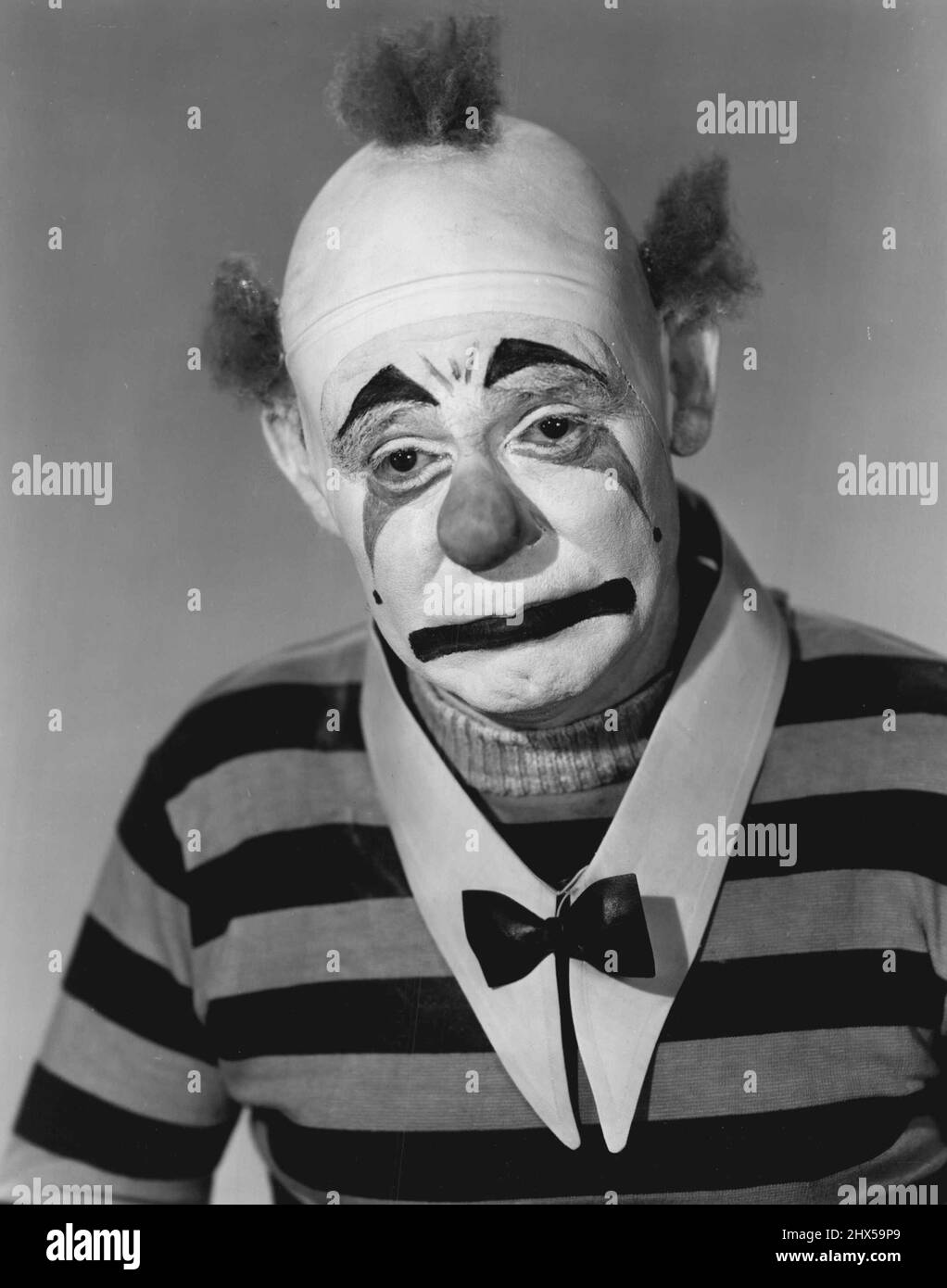 È così felice che avrà Un buon Cry! - Emmettt Kelly, famoso clown circense che ha fatto milioni di ridere al suo volto triste, sta per fare il suo debutto cinematografico, apparendo in 'The Pat Man', il thriller misterioso di Universal-International con J. Scott Smart. Creatore del famoso clown del personaggio 'stanco Willie' degli anelli circensi, Kelly appella nel film in un volto nuovo, tuttavia, quello mostrato qui. Il suo ruolo richiede un clown tipo Pagliacci, non un tramp - da qui il cambiamento. Julie Lon don, Rock Hudson, Clinton Sundberg e Jayne Meadows giocano ruoli di primo piano. Aprile 13, 1951. Foto Stock