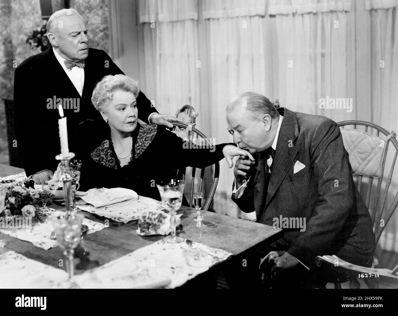 'Louisa' - un quadro universale-internazionale. Charles Coburn, con un'inclinazione romanica, interrompe Edmund Gwenn e Spring Byington in questa scena commedia di spicco della "Louisa", co-protagonista di Universal-International, Ruth Hussey e Ronald Reagan. Gennaio 1, 1950. (Foto di Universal International Picture) Foto Stock