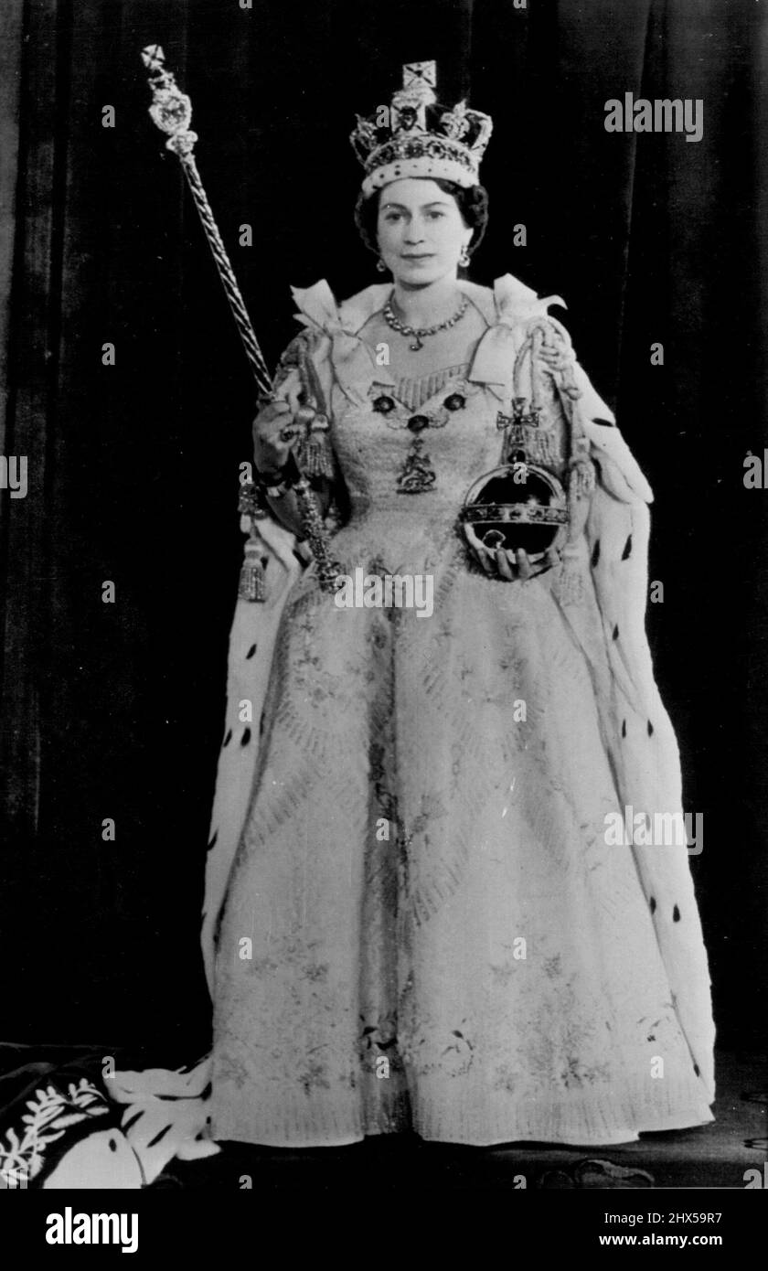 Sua Maestà, la Regina -- la Regina Elisabetta II indossa la Corona Imperiale e le vesti di incoronazione come lei pone nella Sala del Trono di Buckingham Palace ieri dopo le cerimonie di incoronazione. Il giovane monarca tiene lo scettro con la croce nella mano destra e l'Orb nella mano sinistra. Giugno 03, 1953. (Foto di AP Wirephoto). Foto Stock