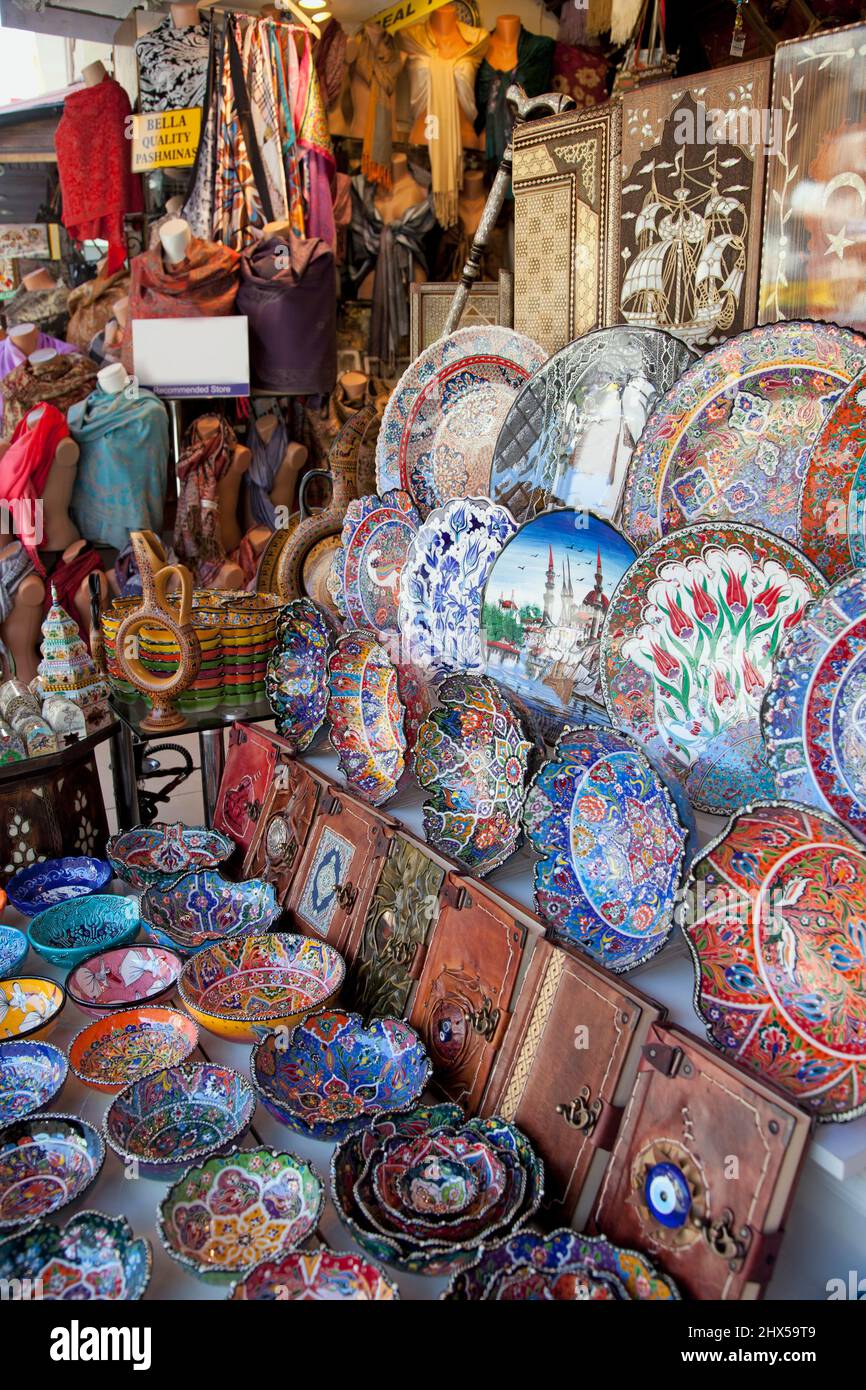 Tacchino, Kusadasi, piatti dipinti e ciotole in vendita al Grand Bazaar Foto Stock