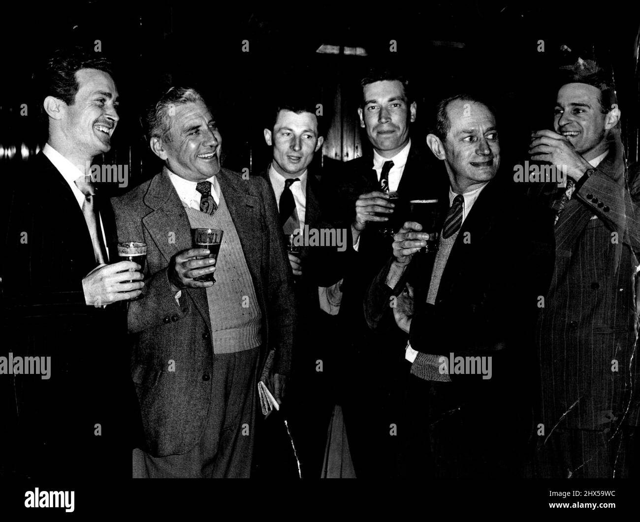 I ragazzi di Tin Alley celebrano - Carol Bertie scrive da Melbourne: Decolliamo il nostro cappello ai giocatori di Tin Alley di Melbourne (nella foto sopra) per una ragione speciale tutti sanno quanto sia difficile ottenere abbastanza buoni uomini per una società repertorio.il gruppo di Tin Alley, 11 anni ha trovato un cast maschile per il suo gioco dell'anno Desert Highway, con cui ha vinto (come migliore compagnia dilettante di Victoria) Il secondo premio di 50 guineas nel festival drammatico Hobart Jubilee di ABC, aziende di ogni stato.i giocatori di Tin Alley sono notevoli per qualcos'altro sono un gruppo post-laureato che si è evoluto da Melbourn Foto Stock