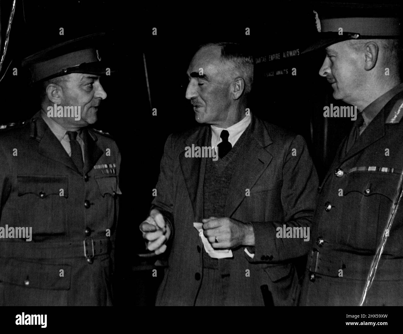 Puttick nuovo Capo dello Stato maggiore N.Z. arrivando sulla sua strada per N.Z. dal Medio Oriente arrivò a Sydney da capra volante ed è stato selezionato da col S.D. Mason (NZ) sinistra, & il Generale maggiore H.D. ***** encommended. Settembre 2, 1941. (Foto di Alec Iverson/Fairfax Media) Foto Stock