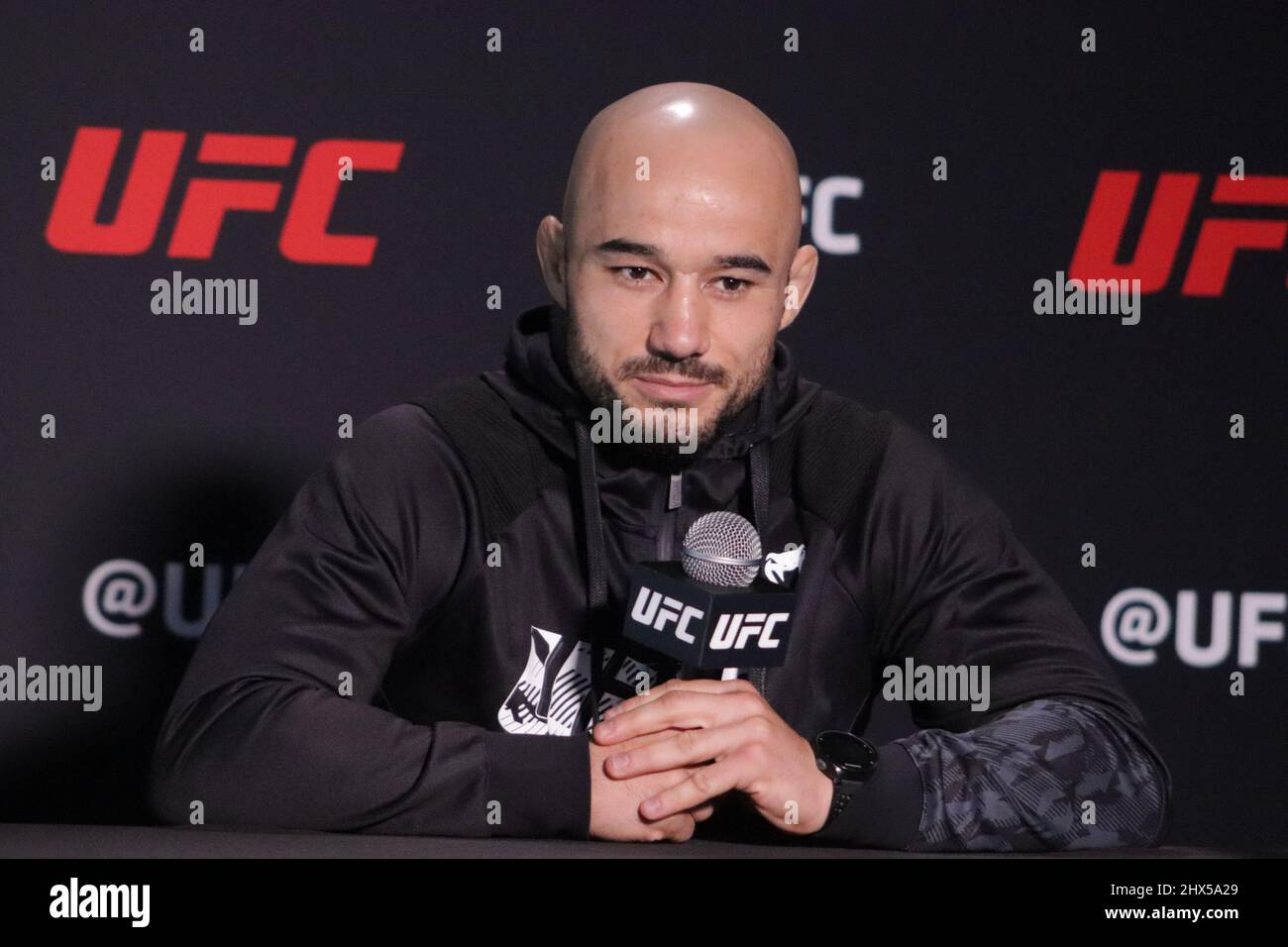 9 marzo 2022, Las Vegas, Nevada, Las Vegas, NV, Stati Uniti: LAS VEGAS, NV - MARZO 9: Marlon Moraes interagisce con i media durante la UFC Fight Night 203 Media Day alla UFC Apex il 9 Marzo 2022, a Las Vegas, Nevada, Stati Uniti. (Credit Image: © Diego Ribas/PX Imagens via ZUMA Press Wire) Foto Stock