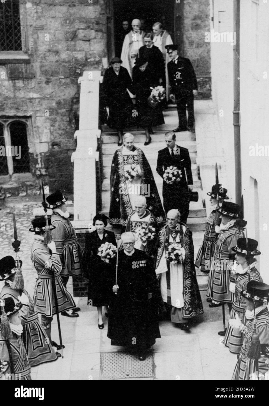 Il primo ingaggio pubblico di Elisabetta II -- la Regina e il Duca di Edimburgo scendono i gradini dell'Abbazia fiancheggiata da Yeomen della guardia. (Beefeaters) si noti che la tradizione posies in questa occasione è portata. Sua Maestà la Regina ha eseguito il primo coinvolgimento pubblico del suo regno quando ha distribuito il Royal Maundy nell'Abbazia di Westminster questa mattina. Ogni Giovedì di Maundy un certo numero di uomini e donne ricevono il pence di Maundy che sono specialmente coniò per l'occasione. Il numero di pence ricevute e il numero di destinatari sono entrambi per tradizione pari al numero di anni del Mon Foto Stock