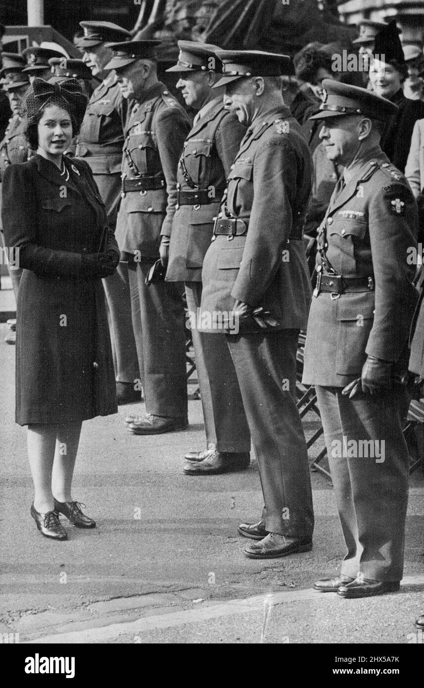 La principessa Elizabeth prende la Salute dei Cadetti dell'esercito - gli ufficiali d'ispezione della principessa Elizabeth al Rally della Vittoria dell'esercito del cadetto, in Hyde Park, Londra. 5.000 Cadetti dell'esercito da tutta la Gran Bretagna hanno preso parte ad un Rally di Vittoria a Hyde Park, Londra. La principessa Elisabetta ha preso il saluto a Stanhope Gate, Hyde Park. Aprile 7, 1946. Foto Stock