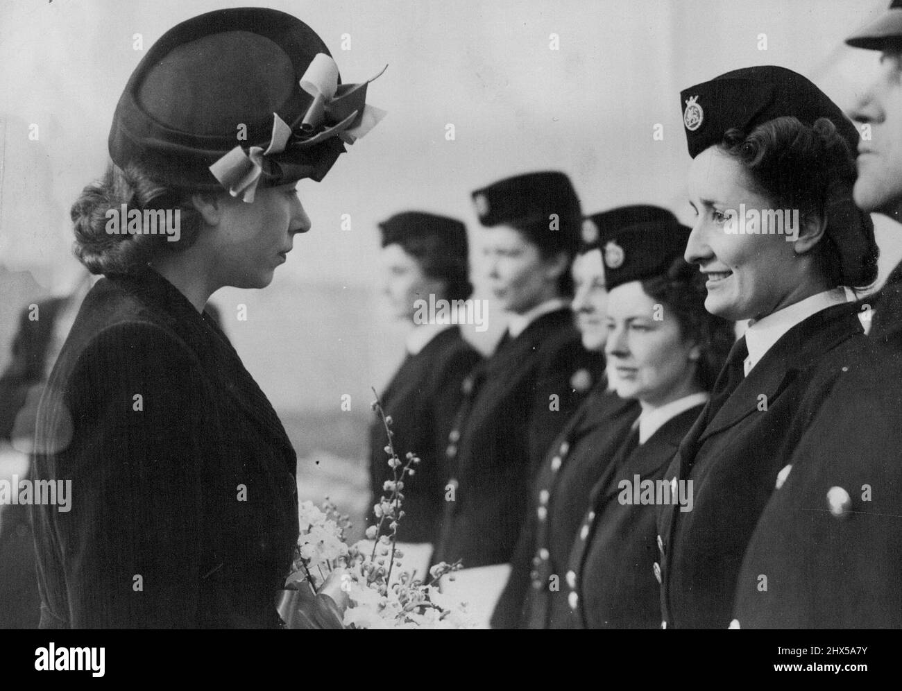 La principessa Elizabeth nomina Air Liner 'Elizabeth of England' - la principessa Elizabeth parla con Jean Cox, assistente della stazione all'aeroporto di Londra, Heathrow. Il primo aereo britannico post-bellico a quattro innevati, il Tudor i, fu battezzato "Elizabeth of England" dalla principessa Elizabeth all'aeroporto di Londra, Heathrow. Per evitare di rompere una bottiglia e danneggiare la tazza di birra d'argento champagne dell'aeromobile. Gli Avro Tudor 1 sono destinati al servizio tra il Regno Unito e Montreal, più avanti nell'anno. Gennaio 21, 1947. Foto Stock