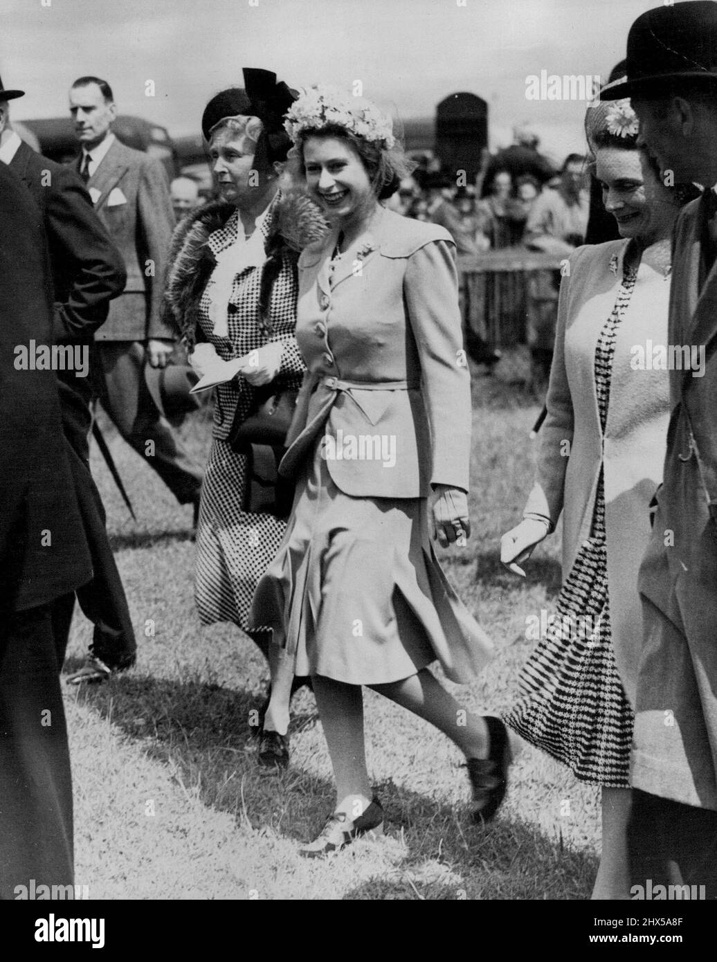 La Vittoria francese nel Derby - la principessa Elisabetta, (centro) raffigurata oggi sul campo, indossava un costume in due pezzi di Eau-de-Nil con un cappello da abbinare a Lily-of-the-Valley. Con lei, a sinistra, c'è la Principessa-Alice che era in un cappotto e gonna bianchi e neri di un pastore. A destra c'è la duchessa di Gloucester che era presente anche per vedere i pali di Derby andare in Francia questo pomeriggio. Un'immensa folla di piloti a Epsom fino ad oggi (sabato) ha visto i Delby Stakes, Blue Riband del Turf inglese, cadere al cavallo francese Pearl Diver, di proprietà del Barone G. de Weldner e ridden Migoli, sbarazzarsi Foto Stock