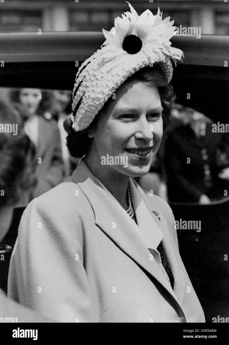 Cappello fiorito Fashion per Princess - un cappello bianco aderente, rifinito con grandi margherite bianche, è il ***** Indossata dalla principessa Elisabetta, raffigurata al suo arrivo all'aeroporto di Londra dopo il suo due volte ritardato viaggio da Malta, dove ha soggiornato con suo marito, il duca di Edimburgo. La Principessa, che si aspetta il suo secondo figlio alla fine dell'estate, ha lasciato Malta un giorno di ritorno a Nicea causa delle cattive condizioni di volo. Ha trascorso la notte a Nizza. La principessa Margaret incontrò la sorella all'aeroporto quando il suo velivolo vichingo sbarcò. Maggio 10, 1950. Foto Stock