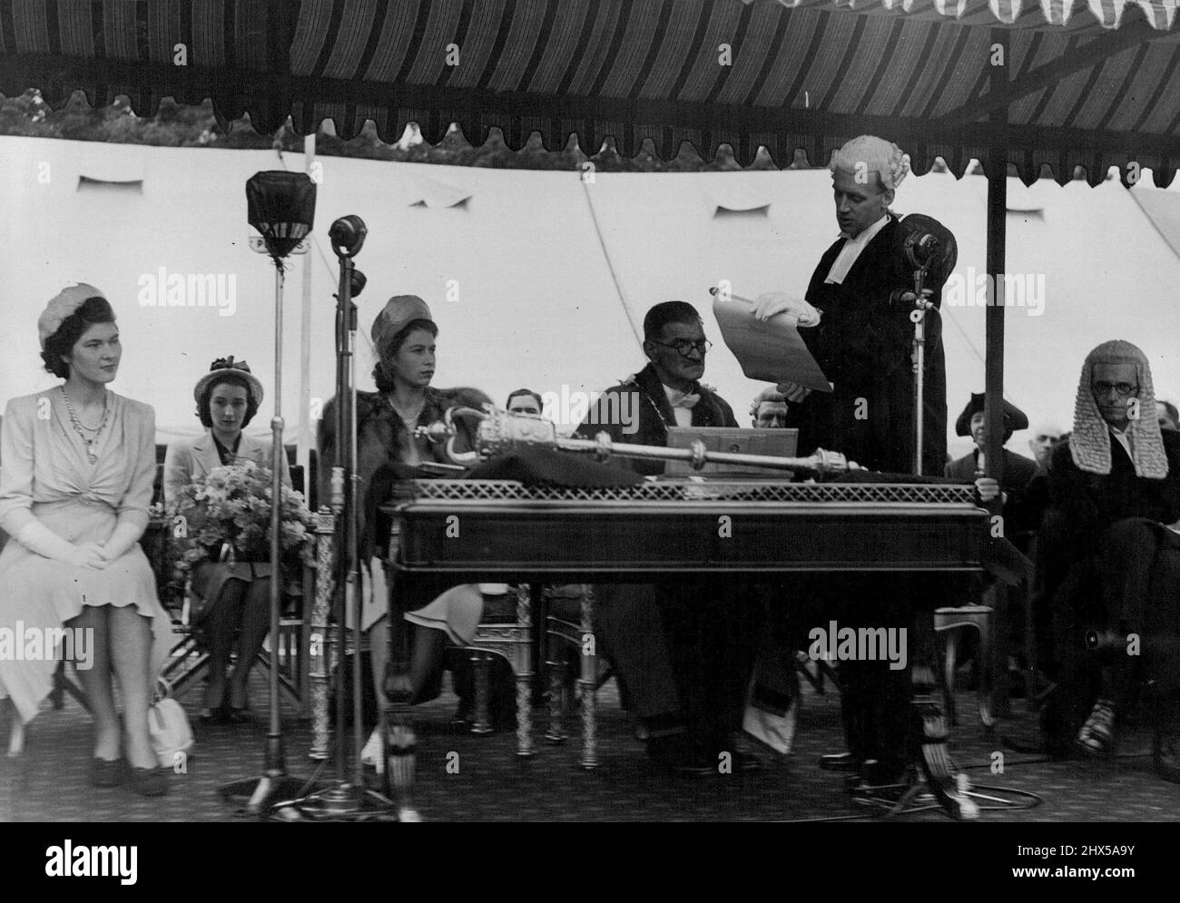 Royal Freeman of Windsor - la principessa Elizabeth ascolta i discorsi cerimoniali a Home Park, Windsor. La principessa Elisabetta ha partecipato oggi ad una cerimonia a Windsor che la ha resa la prima donna freeman del Borough reale. Luglio 5, 1947. Foto Stock